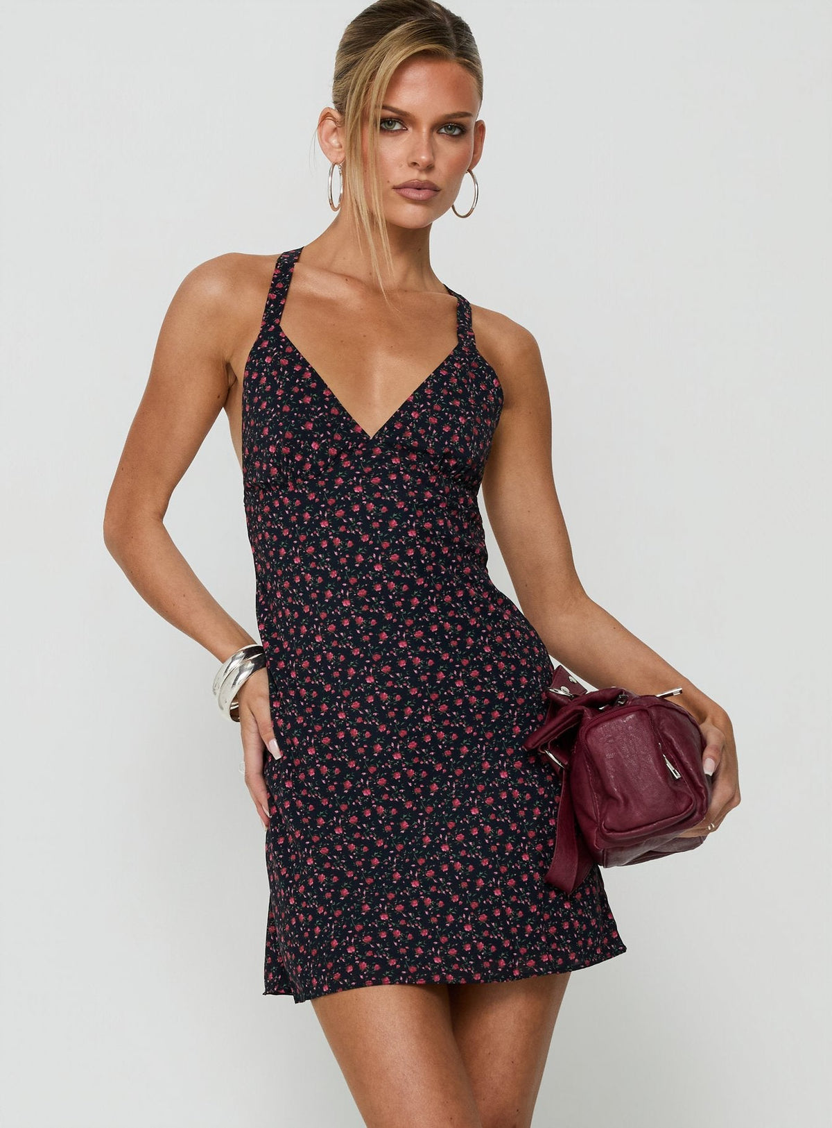 #NOVERA - Vestido Mini Rosabelle Azul Marino y Rojo de Flores Halter de Satén -