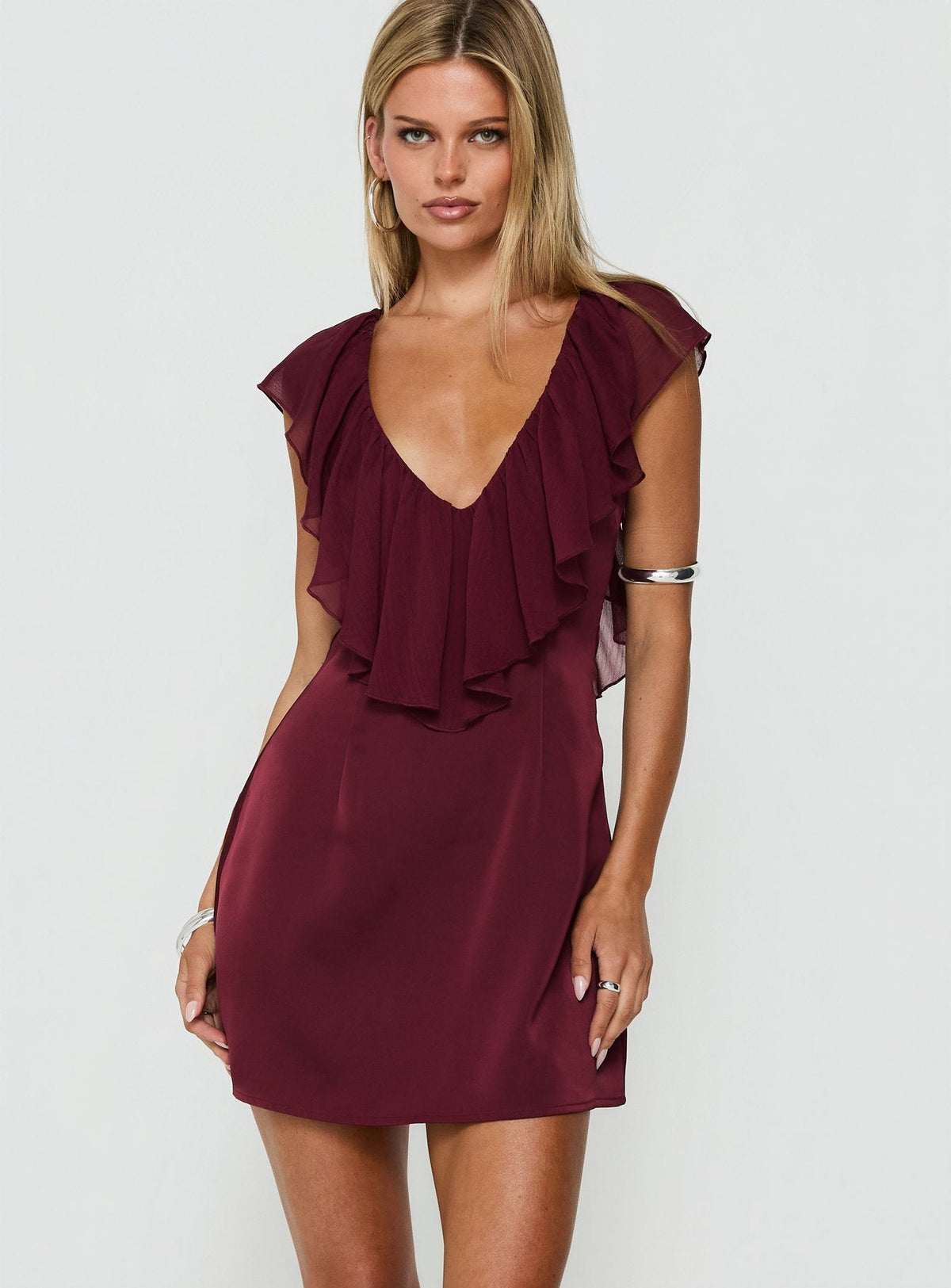 #NOVERA - Vestido Mini Madibelle Vino con Cuello en V con Volantes -