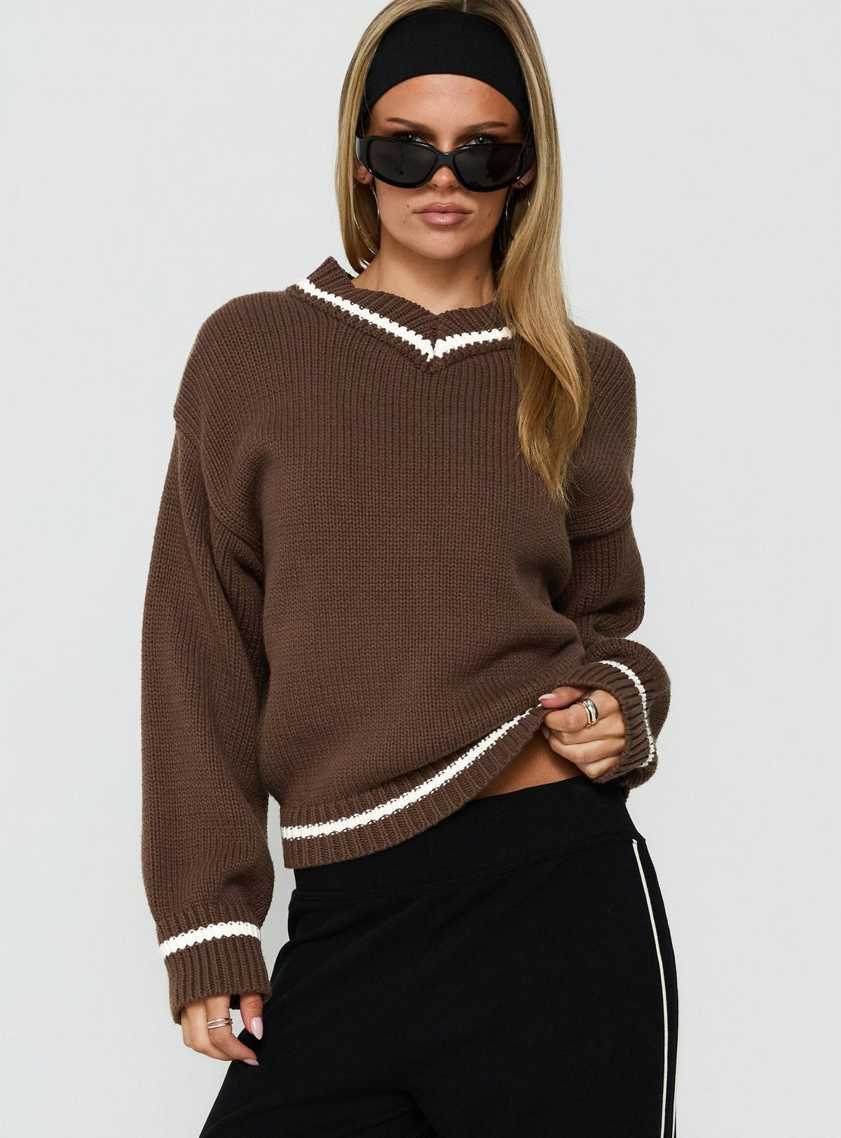 #NOVERA - Jersey Myrandah Chocolate de Rayas con Cuello en V de Manga Larga -