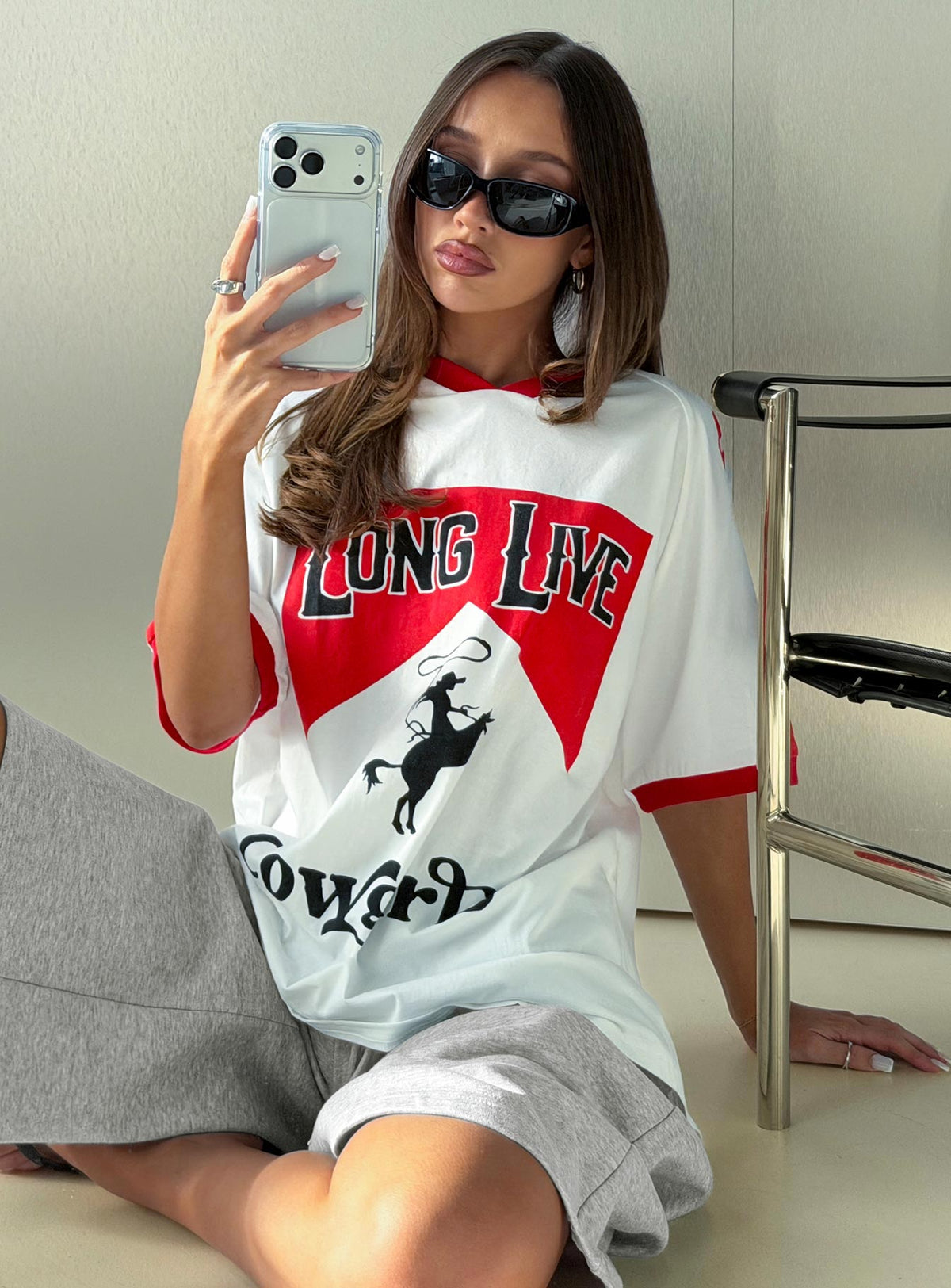 #NOVERA - Camiseta Cowgirls Blanca y Multicolor Oversize Estampada -