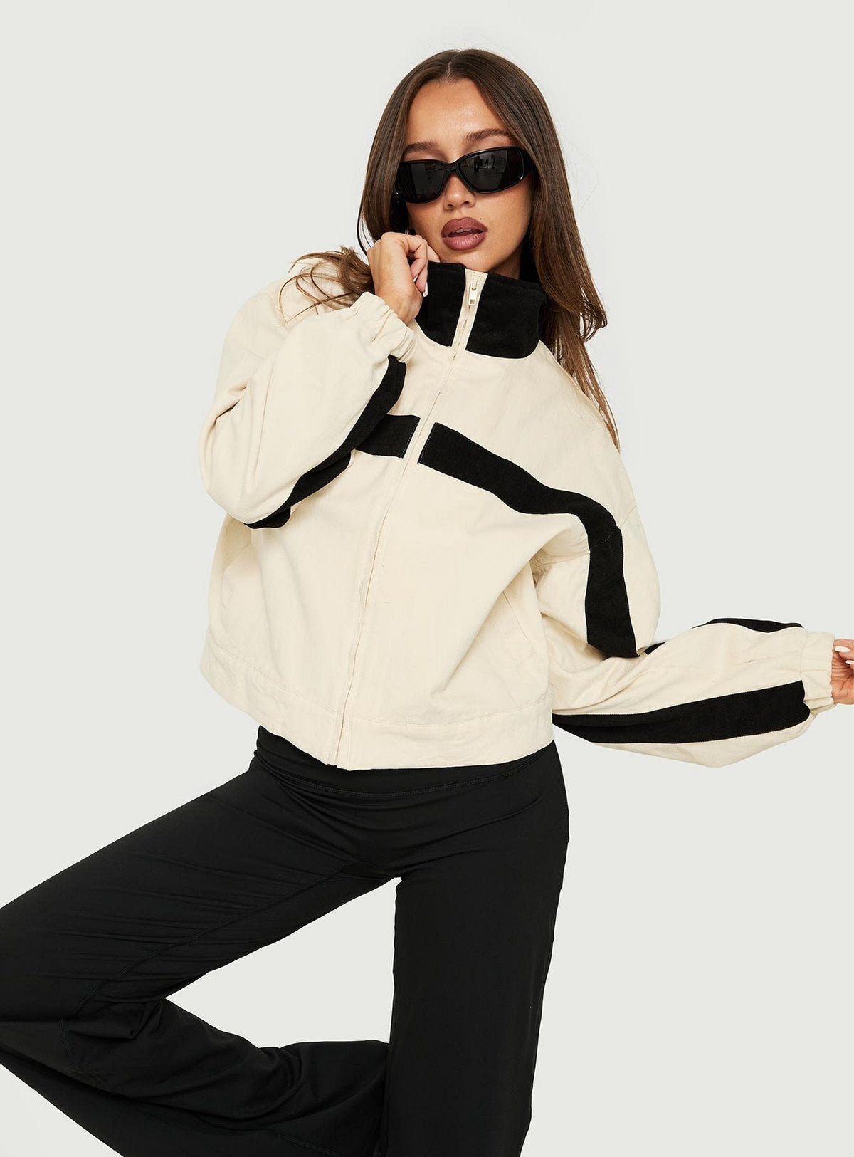 #NOVERA - Chaqueta Salma Blanca Rota y Negra de Cuello Alto -
