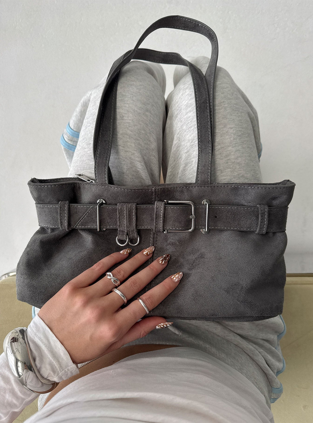 #NOVERA - Bolso de Hombro Montserrat Gris Antracita de Ante Sintético -