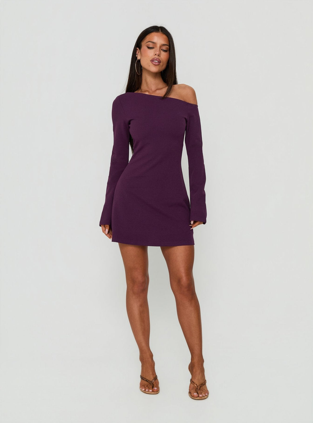 #NOVERA - Vestido Mini Adrietta Ciruela Negro de Manga Larga con Hombros Descubiertos -
