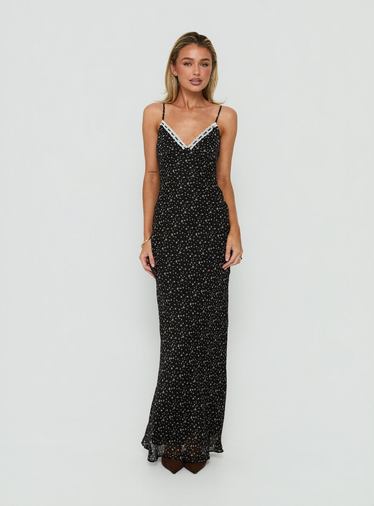 #NOVERA - Vestido Largo Alasia Negro de Flores de Encaje con Cuello en V -