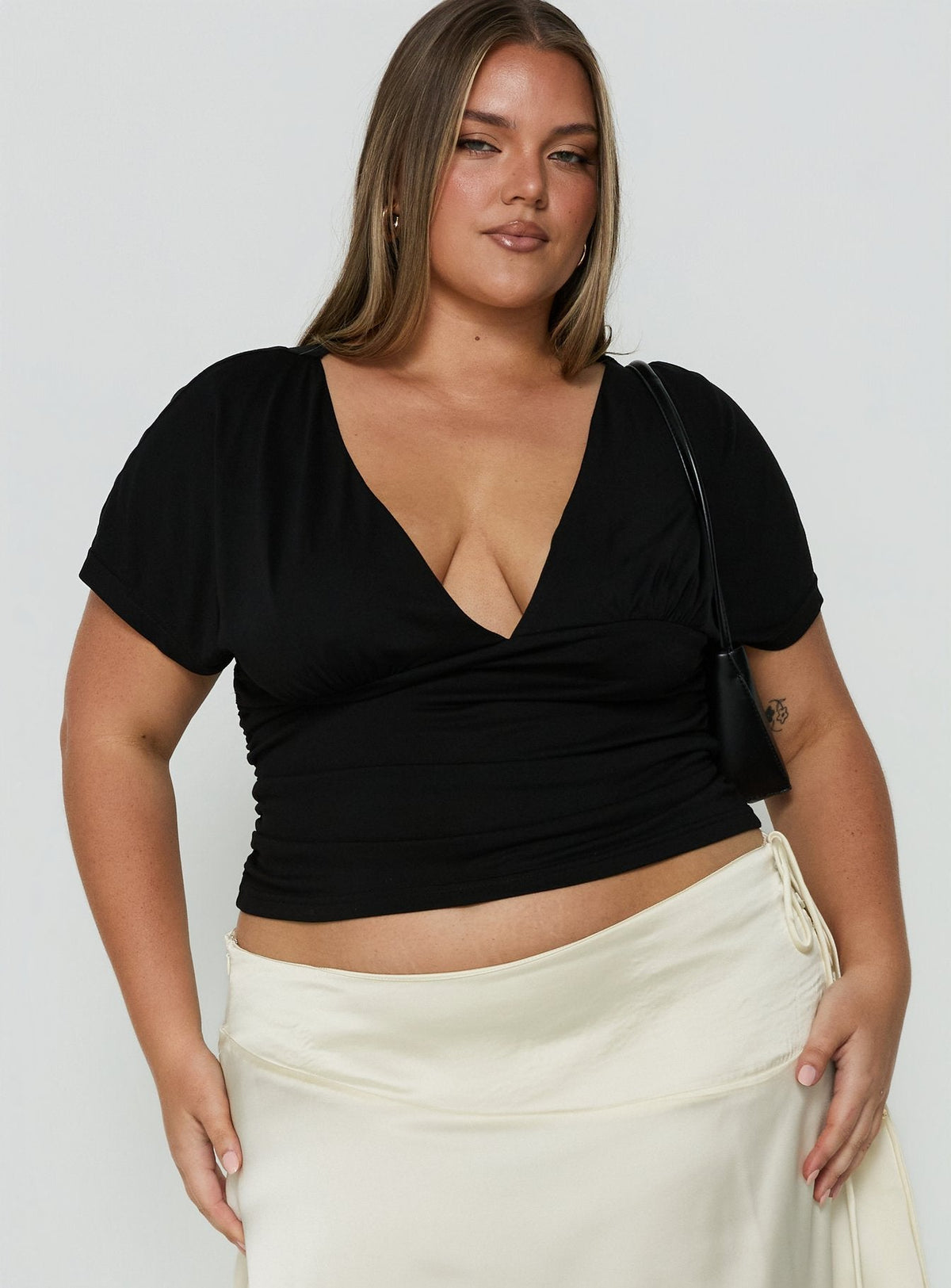 #NOVERA - Top Mattey Negro Ajustado con Cuello en V Talla Grande -