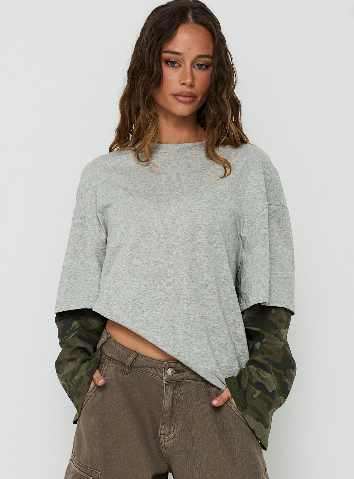 #NOVERA - Top Ryann Gris y Camuflaje de Manga Larga de Capas -