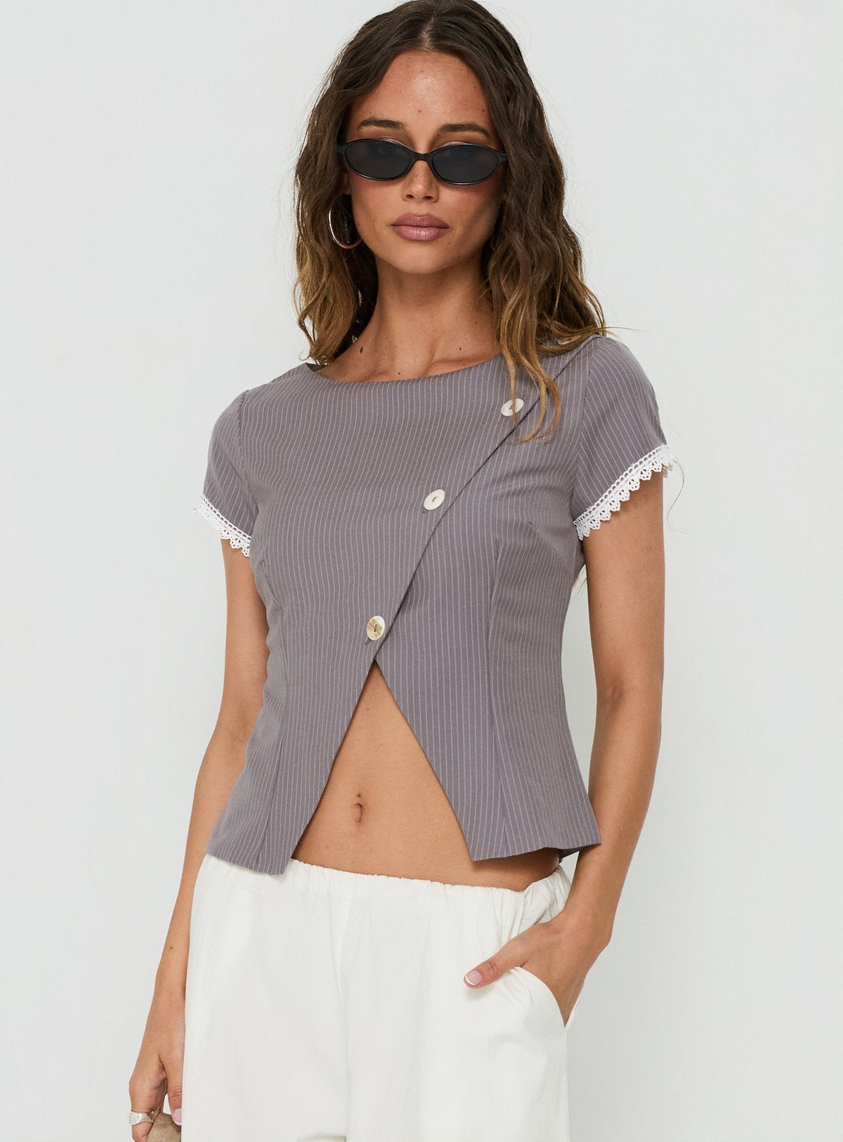 #NOVERA - Top Margherite Gris de Rayas Asimétrico de Manga Corta -