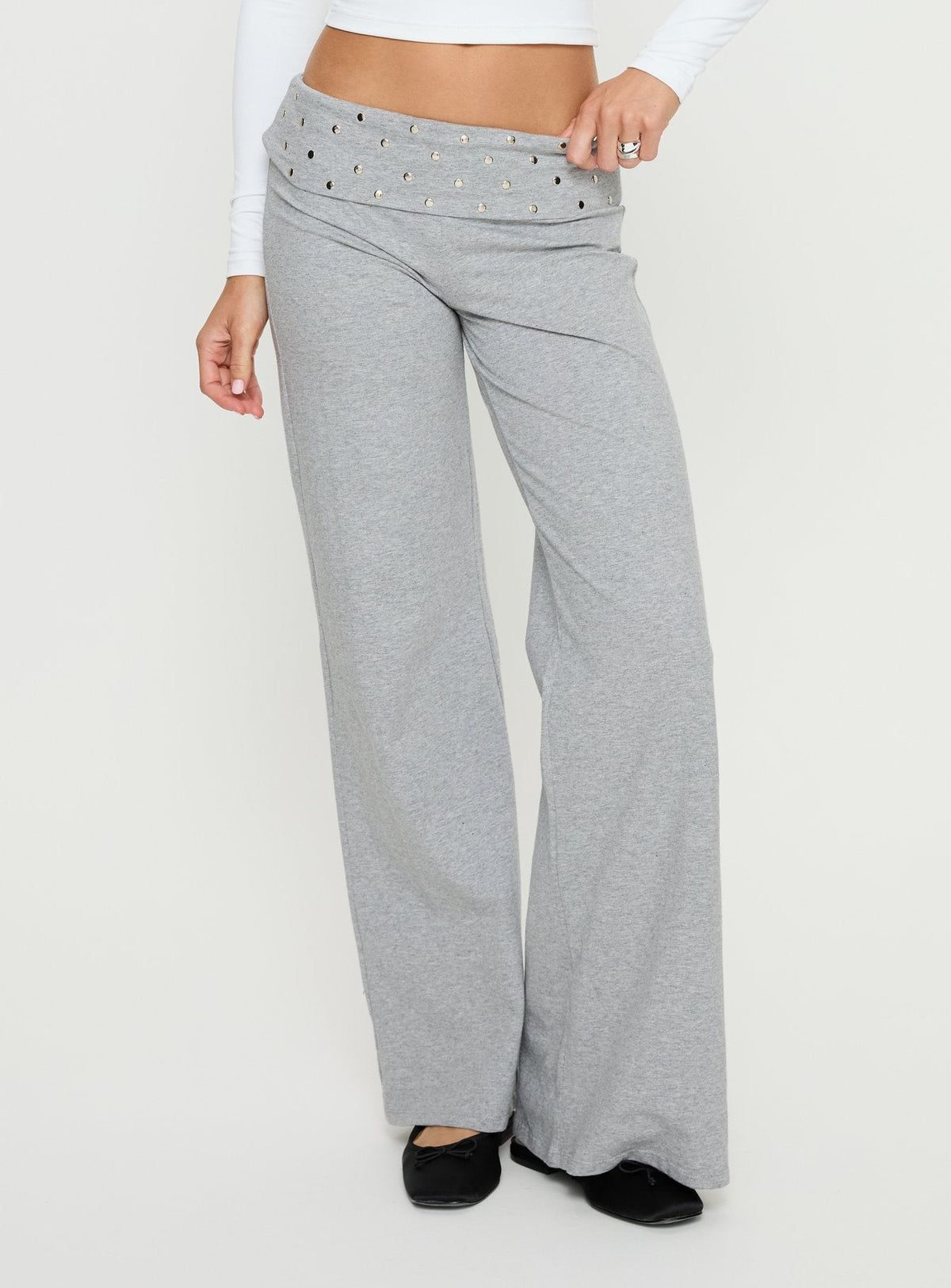 #NOVERA - Pantalón Nevivi Gris Jaspeado con Cintura Doblada con Tachuelas -