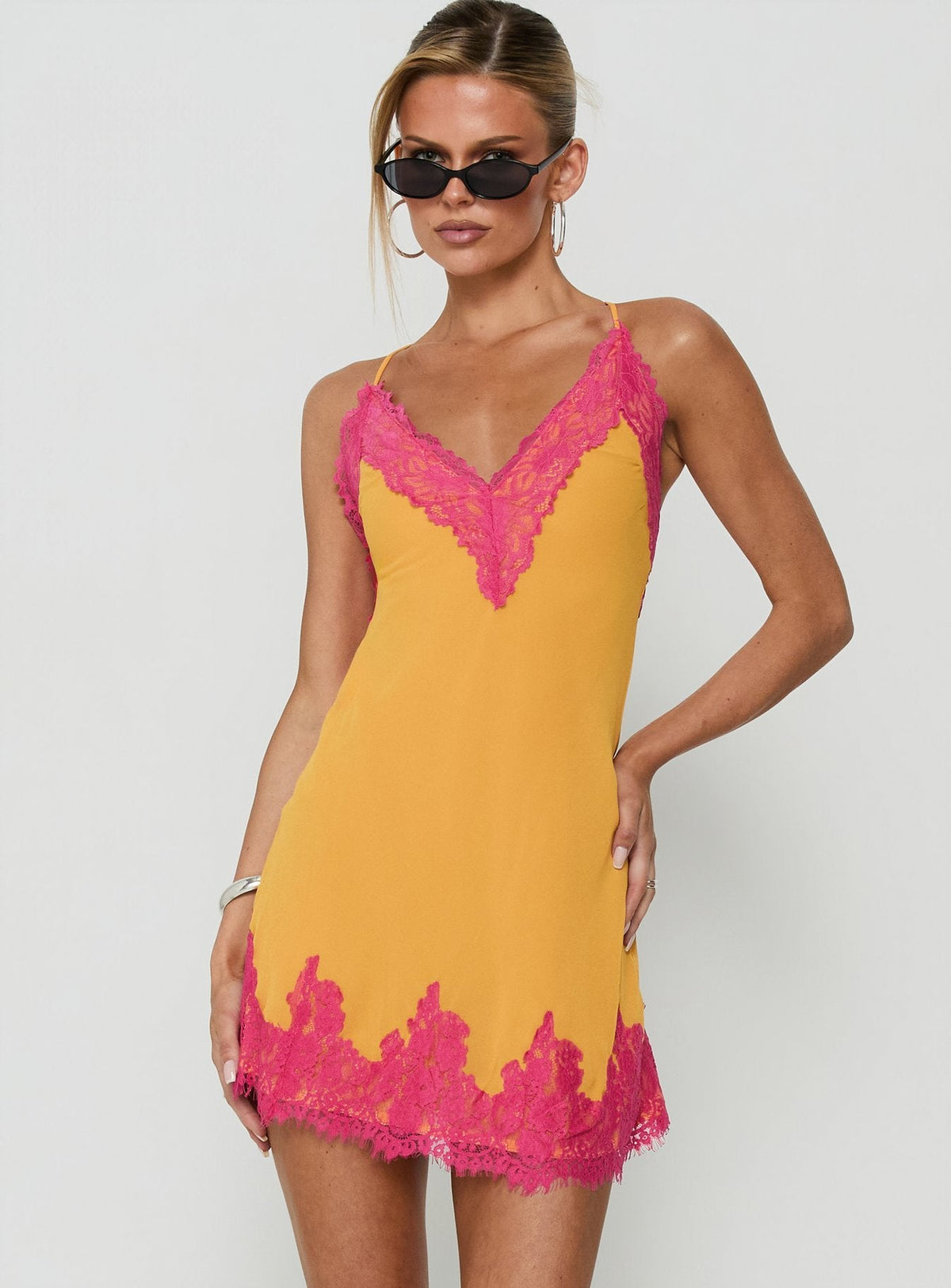 #NOVERA - Vestido Mini Macarena Dorado y Fucsia de Encaje -