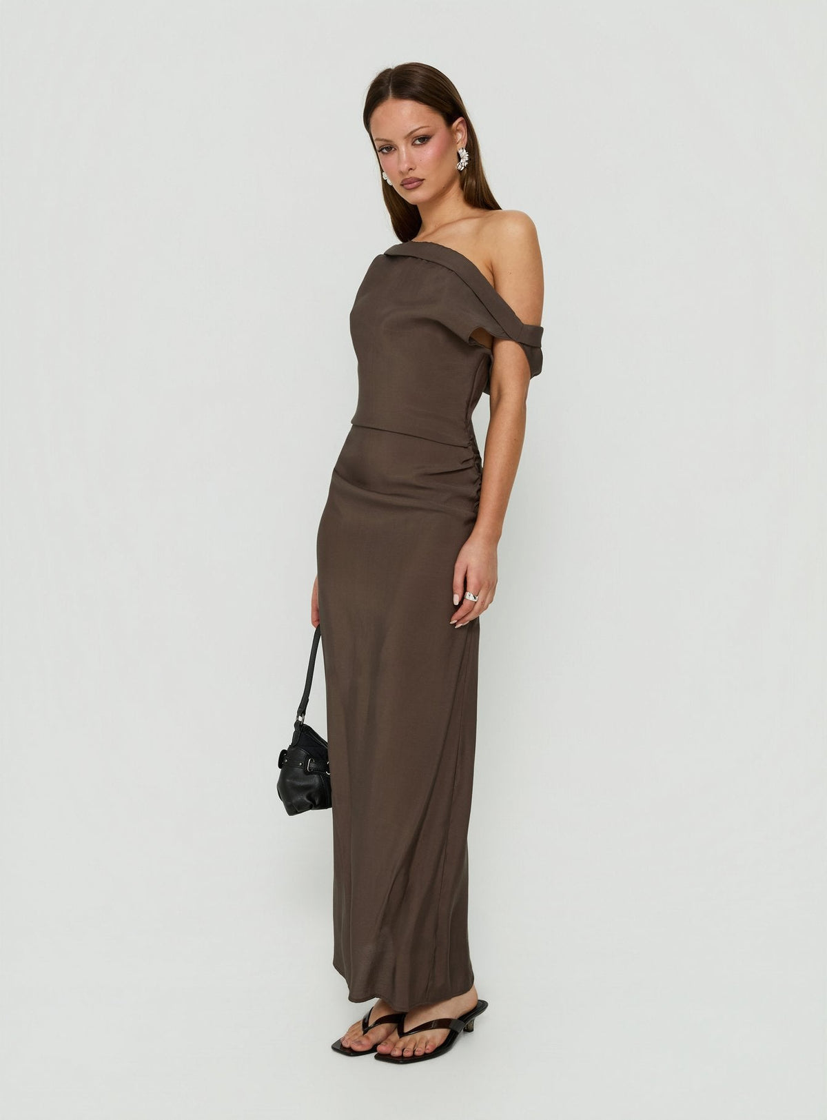 #NOVERA - Vestido Largo Garraf Chocolate con Hombros Descubiertos -