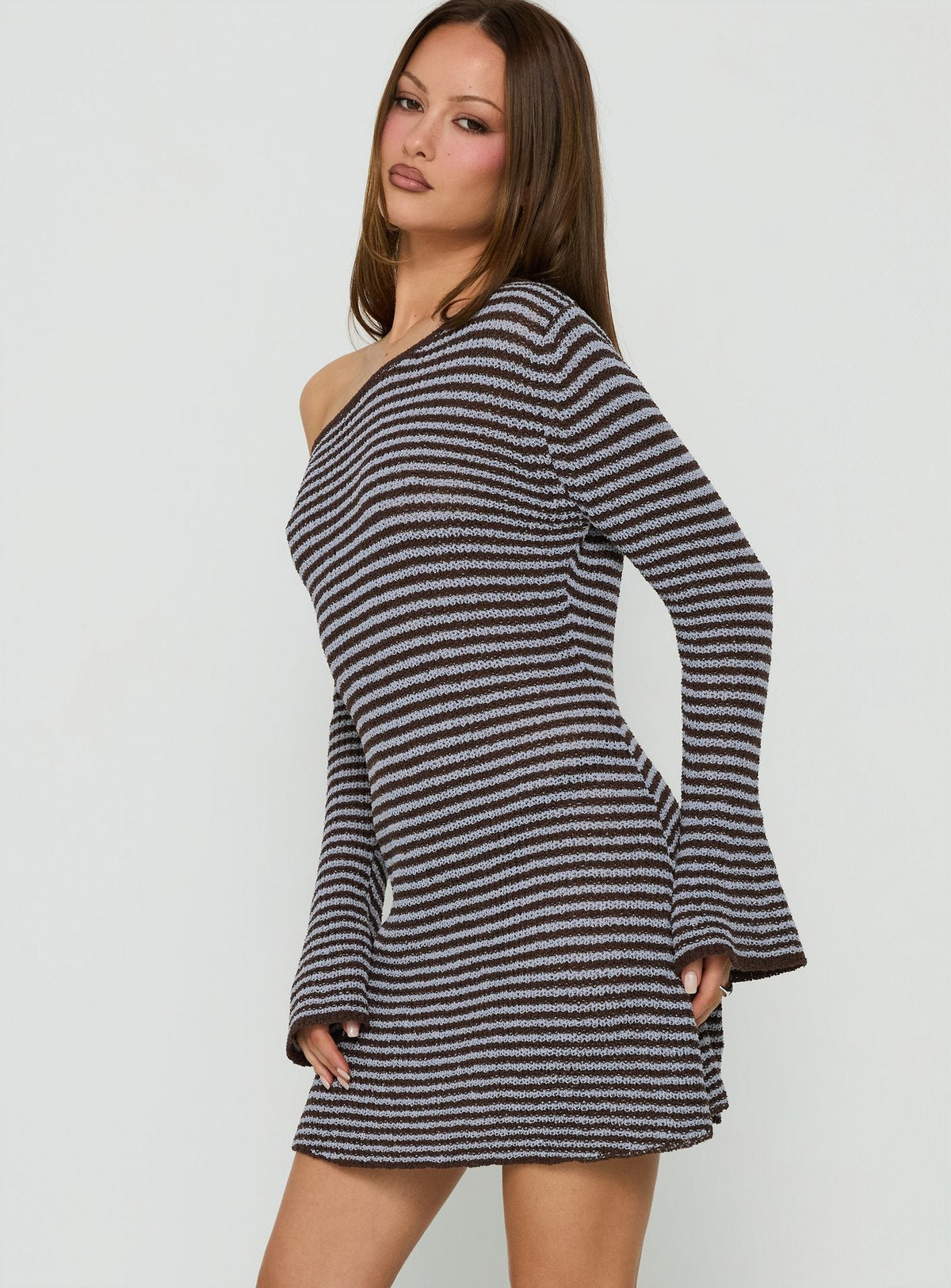 #NOVERA - Vestido Mini Katileya Marrón y Azul de Rayas con Hombros Descubiertos de Manga Larga -