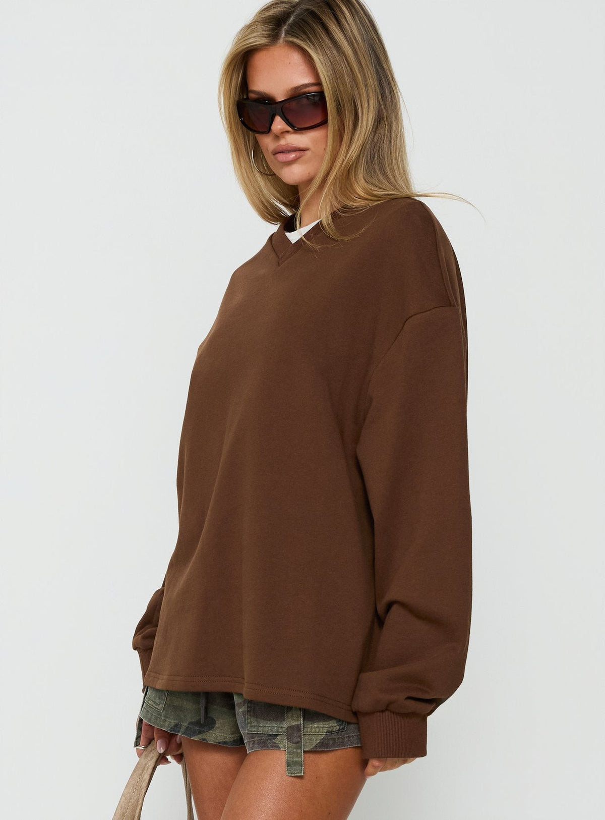 #NOVERA - Jersey Opollo Marrón con Cuello en V -