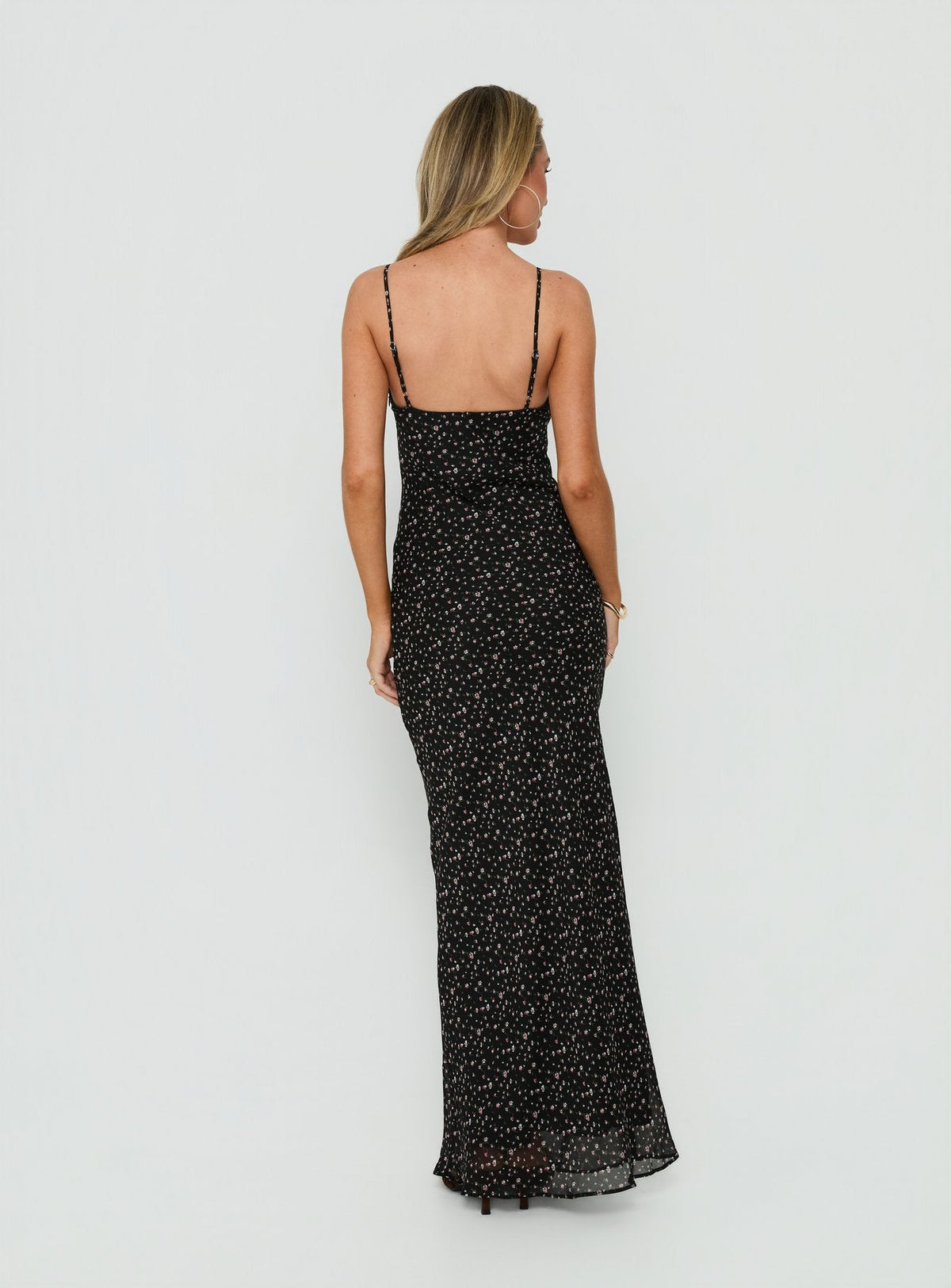 #NOVERA - Vestido Largo Alasia Negro de Flores de Encaje con Cuello en V -