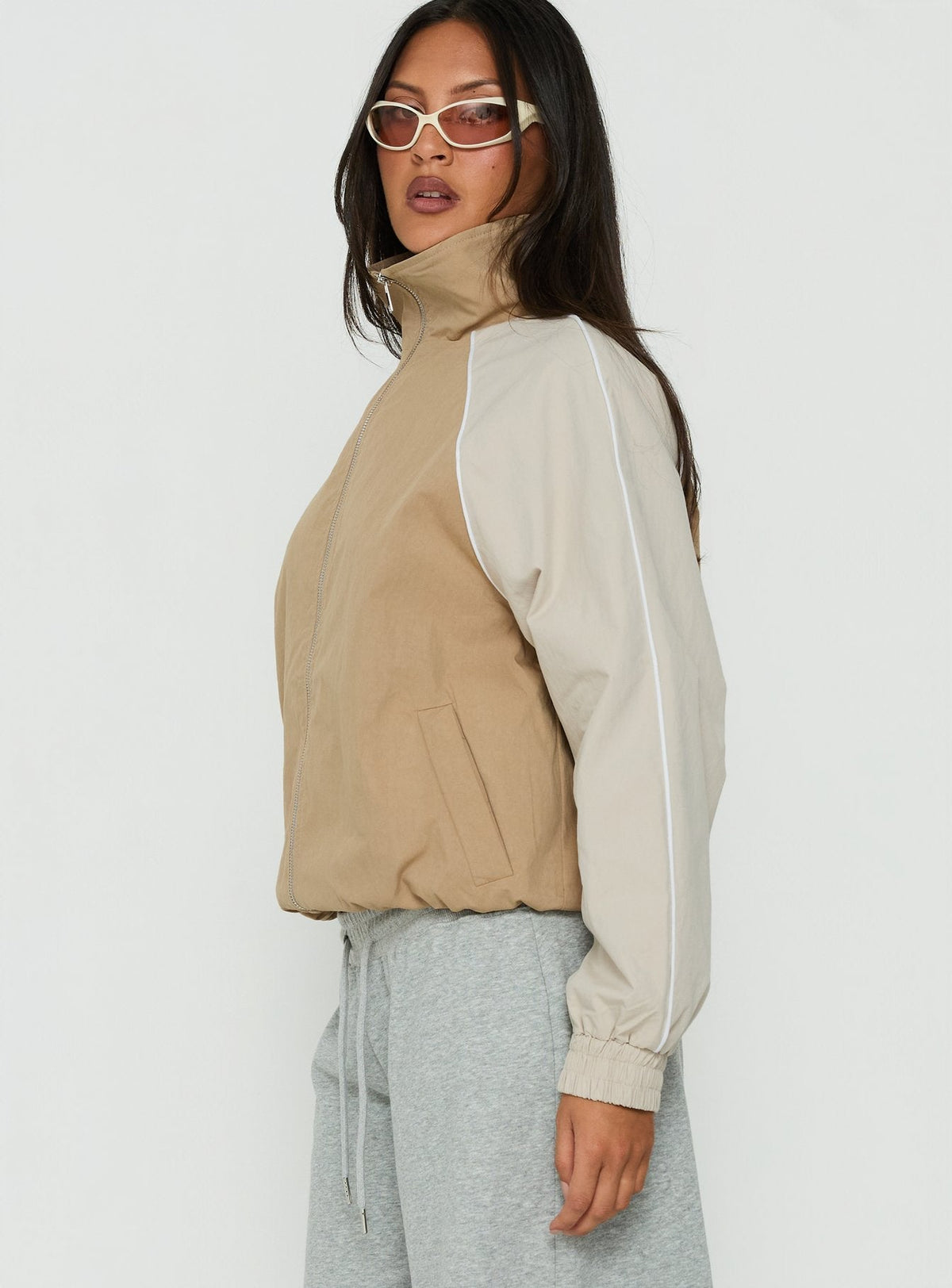 #NOVERA - Chaqueta Mistro Beige de Cuello Alto -