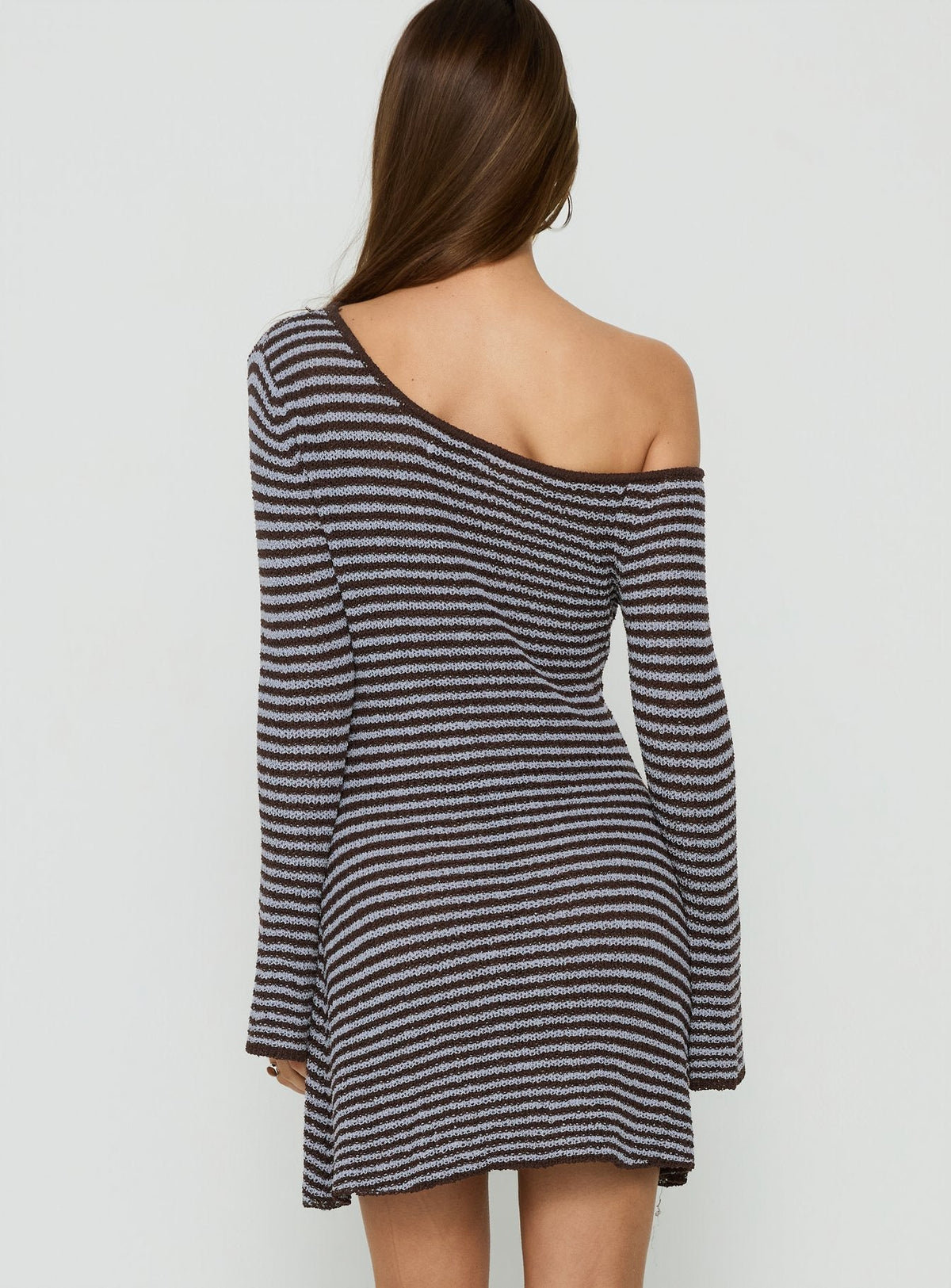 #NOVERA - Vestido Mini Katileya Marrón y Azul de Rayas con Hombros Descubiertos de Manga Larga -