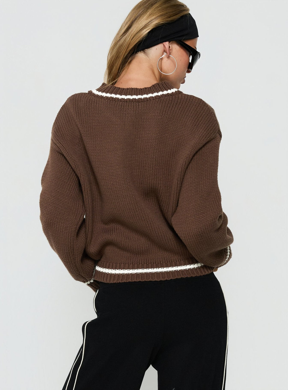 #NOVERA - Jersey Myrandah Chocolate de Rayas con Cuello en V de Manga Larga -