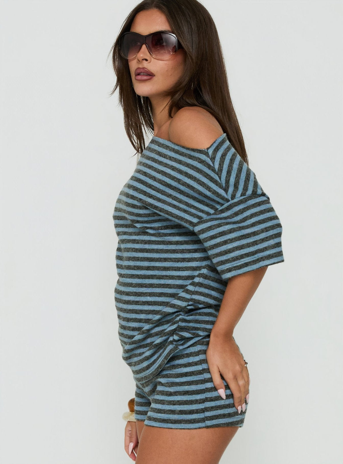#NOVERA - Camiseta Wildlands Gris y Azul de Rayas con Hombros Descubiertos -