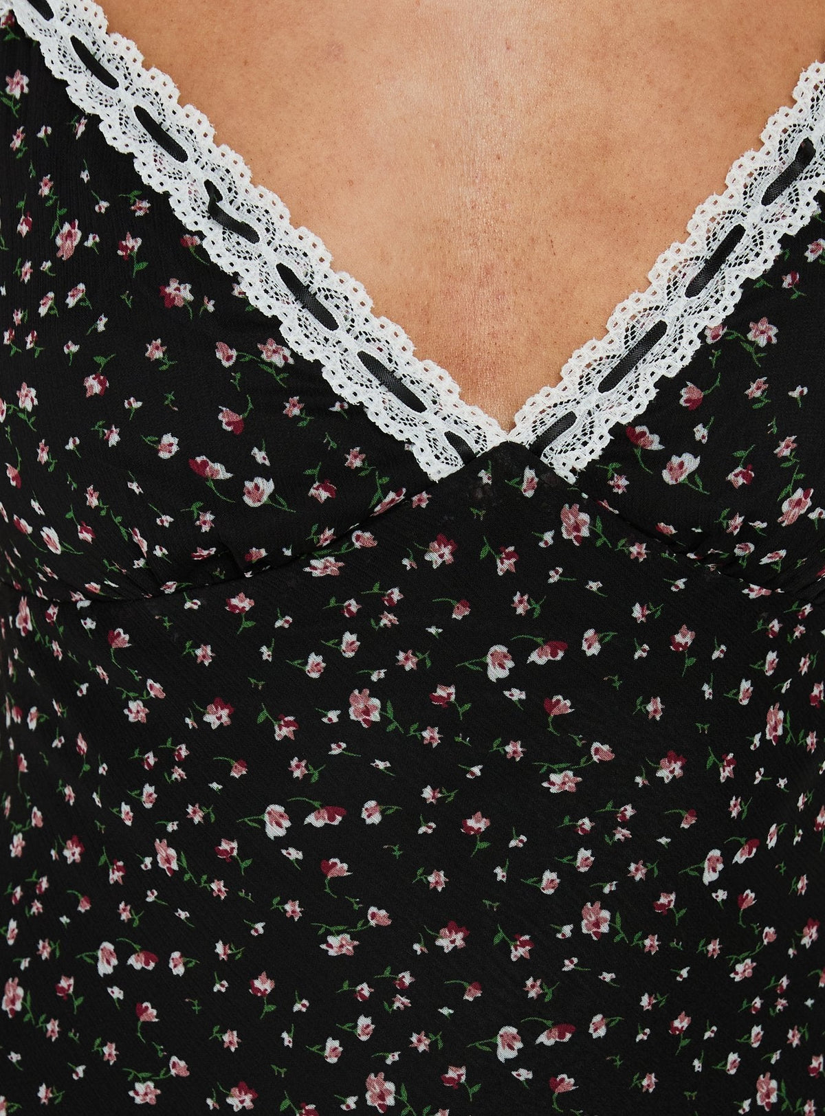 #NOVERA - Vestido Largo Alasia Negro de Flores de Encaje con Cuello en V -