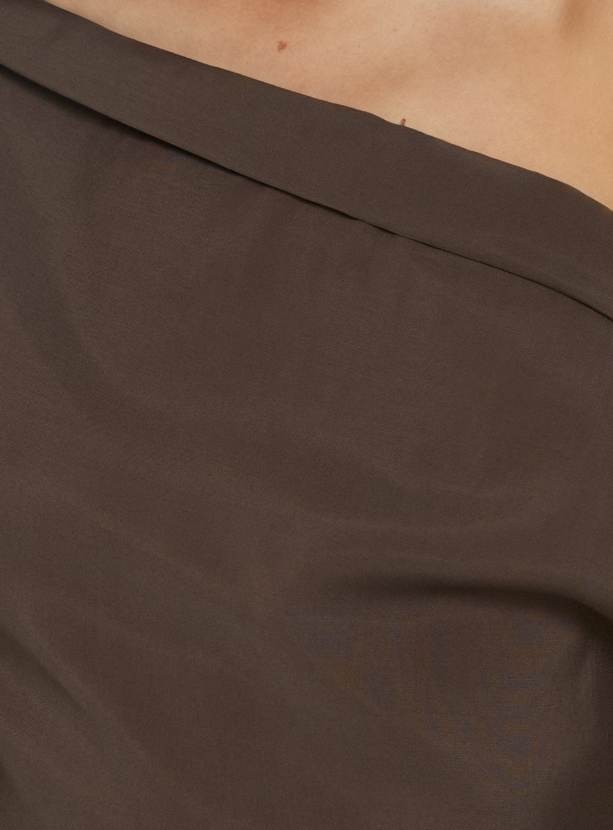 #NOVERA - Vestido Largo Garraf Chocolate con Hombros Descubiertos -