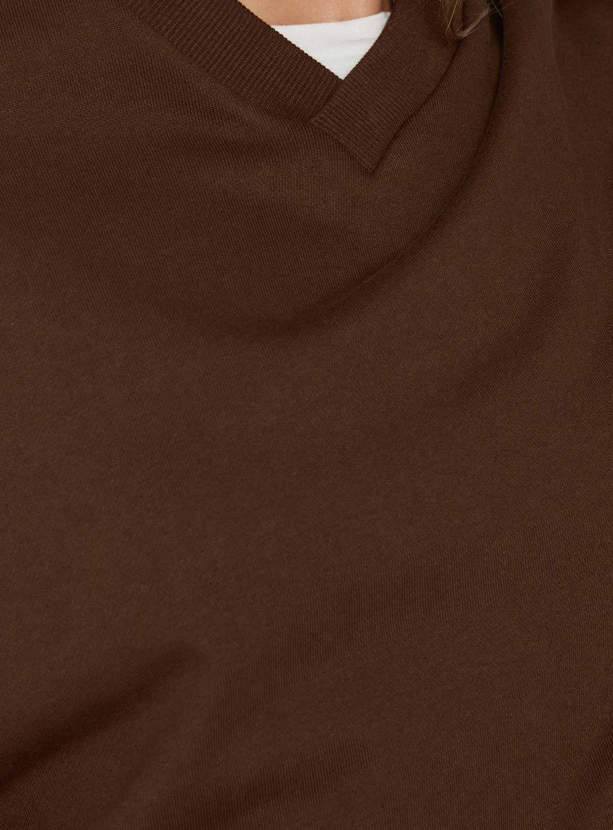 #NOVERA - Jersey Opollo Marrón con Cuello en V -