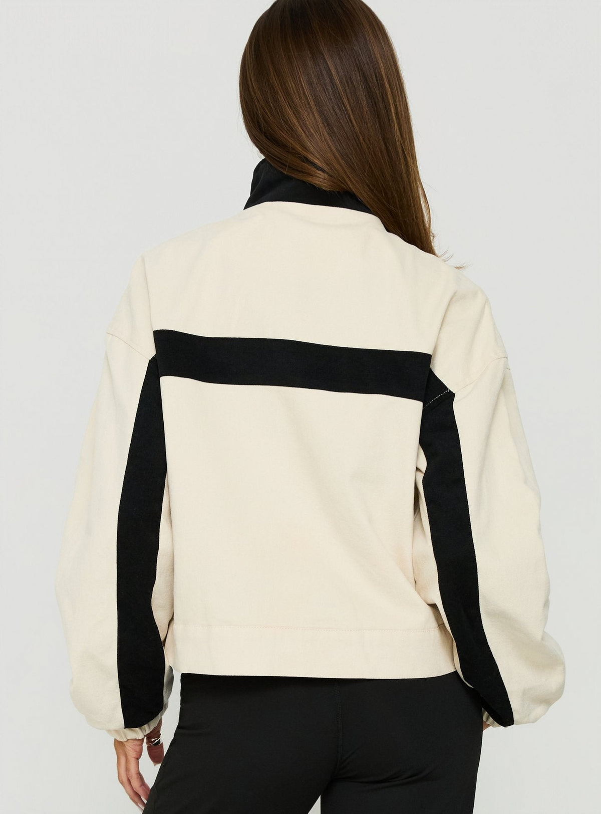 #NOVERA - Chaqueta Salma Blanca Rota y Negra de Cuello Alto -