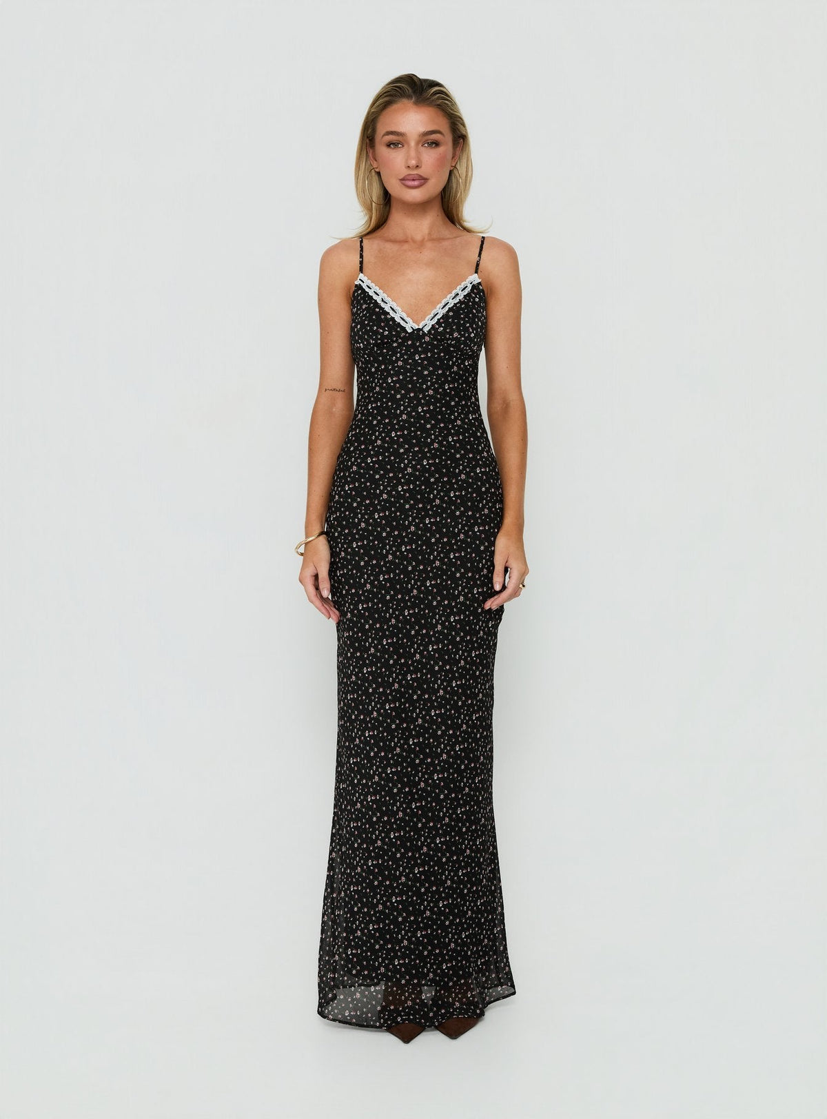 #NOVERA - Vestido Largo Alasia Negro de Flores de Encaje con Cuello en V -