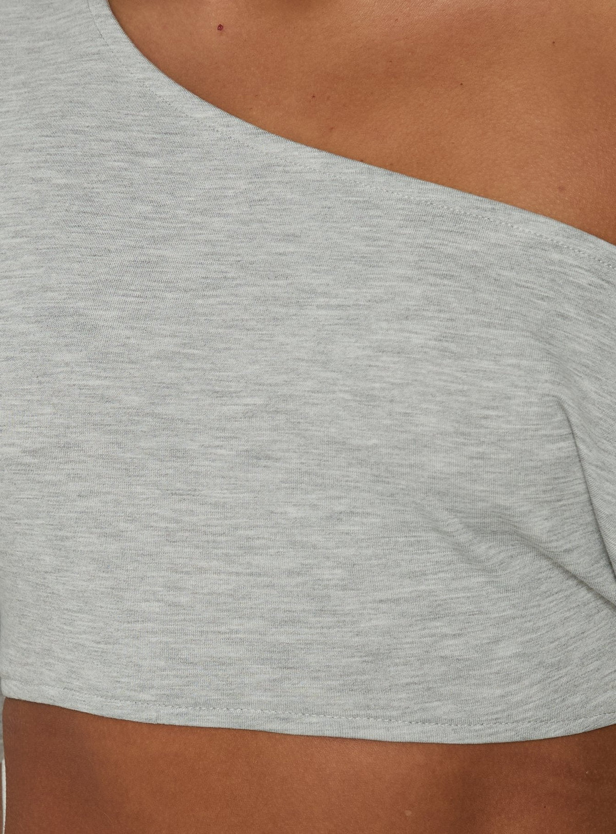 #NOVERA - Crop Top Miskie Gris Drapeado con Hombros Descubiertos -