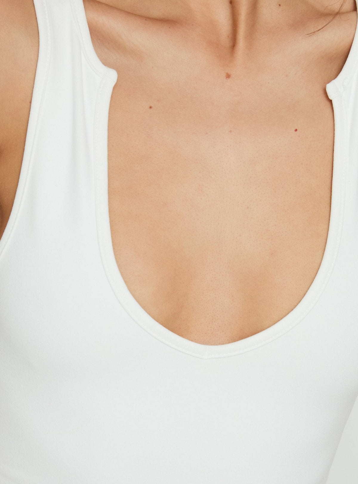 #NOVERA - Camiseta de Tirantes Define Blanca de Escote Redondo -