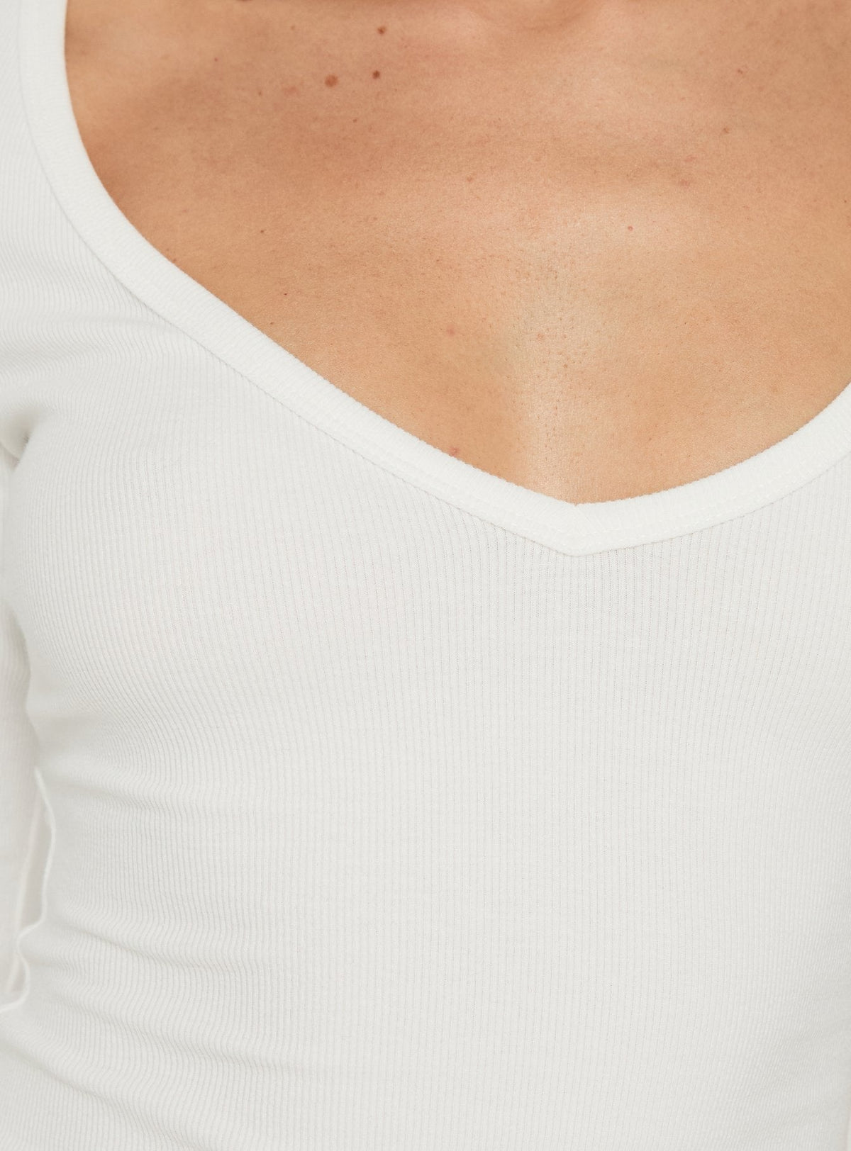 #NOVERA - Top Menorca Blanco Canalé con Cuello en V -