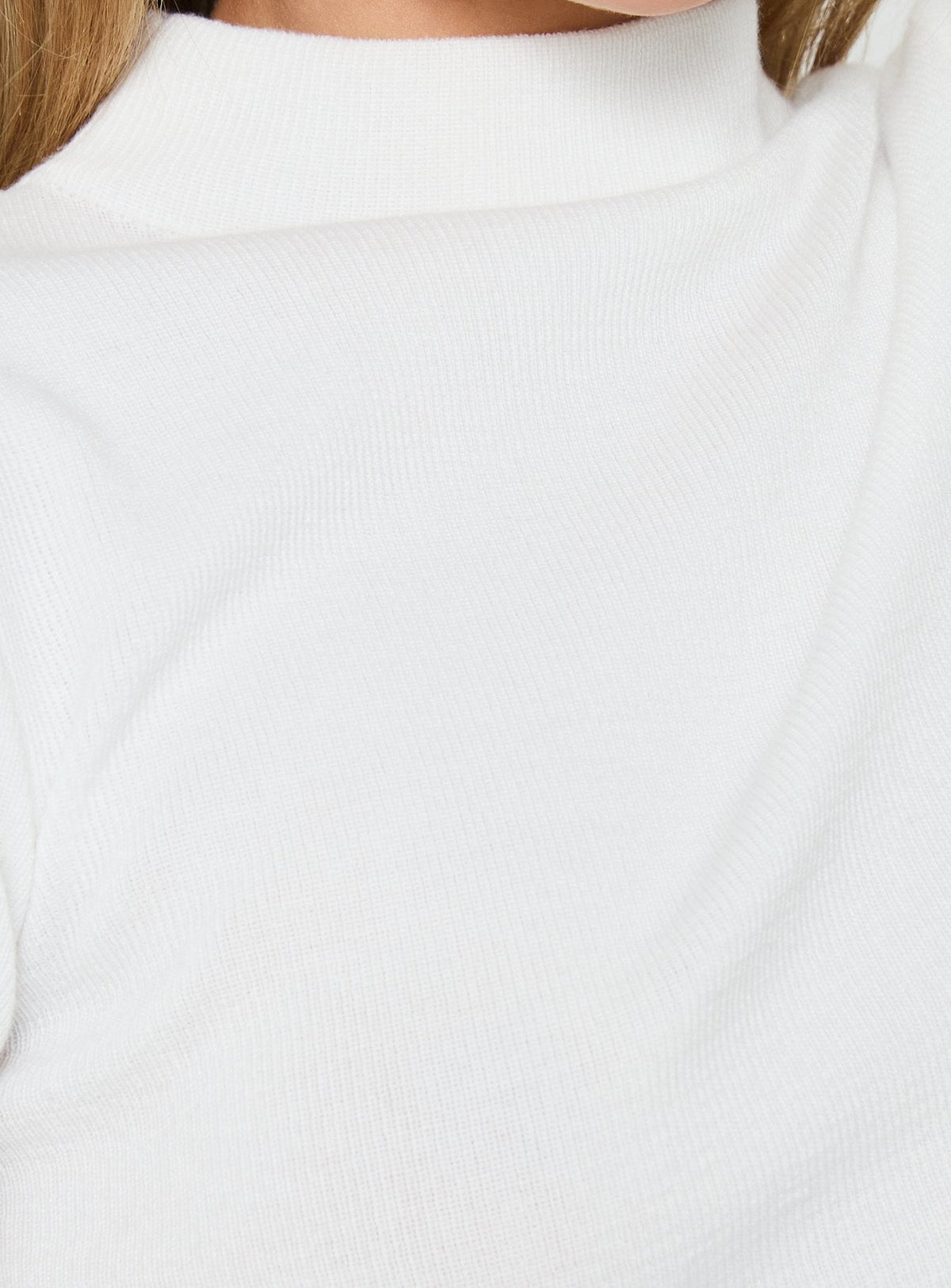 #NOVERA - Crop Top Georgily Blanco de Cuello Alto de Manga Larga -