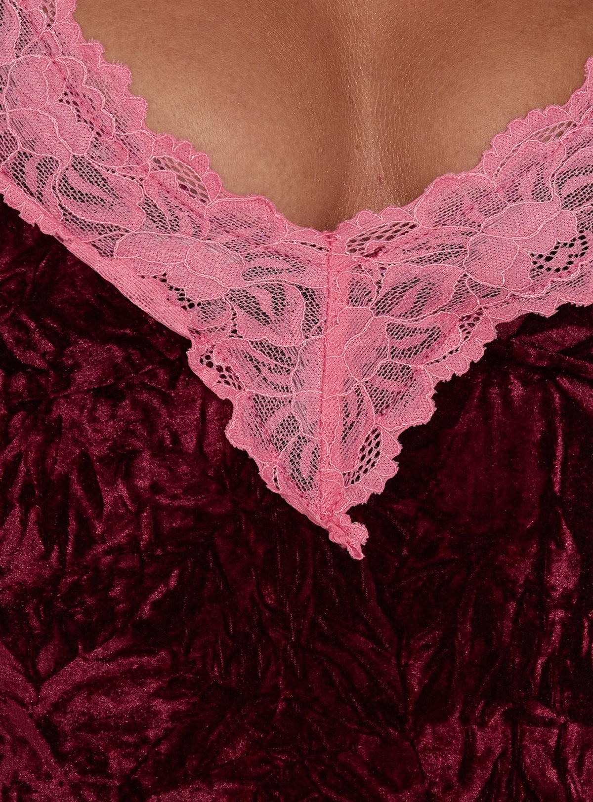 #NOVERA - Vestido Mini Macarena Ciruela y Rosa de Terciopelo de Encaje -