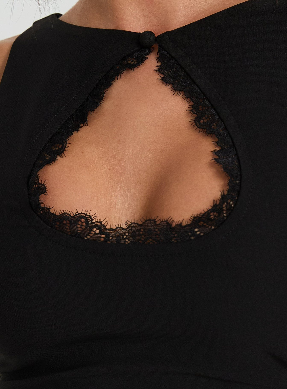 #NOVERA - Vestido Mini Kataliya Negro con Abertura sin Mangas -