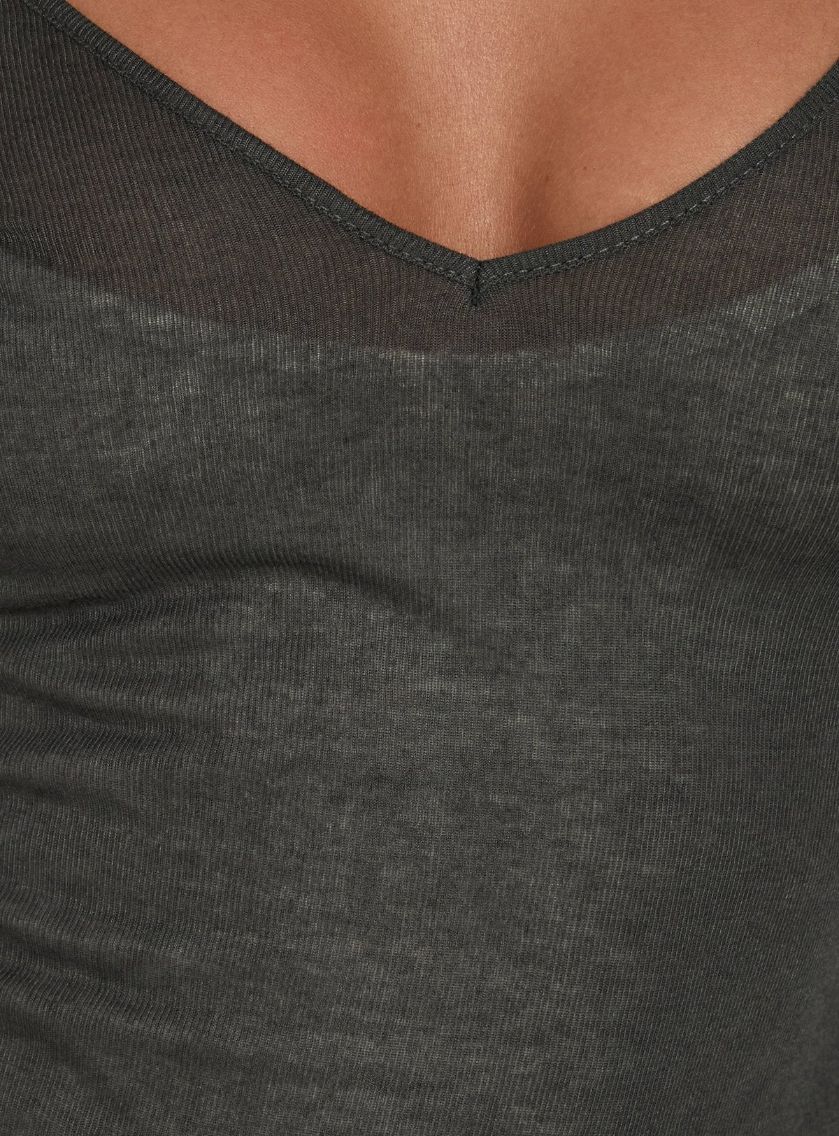 #NOVERA - Top Kaiyah Pizarra Transparente con Cuello en V -