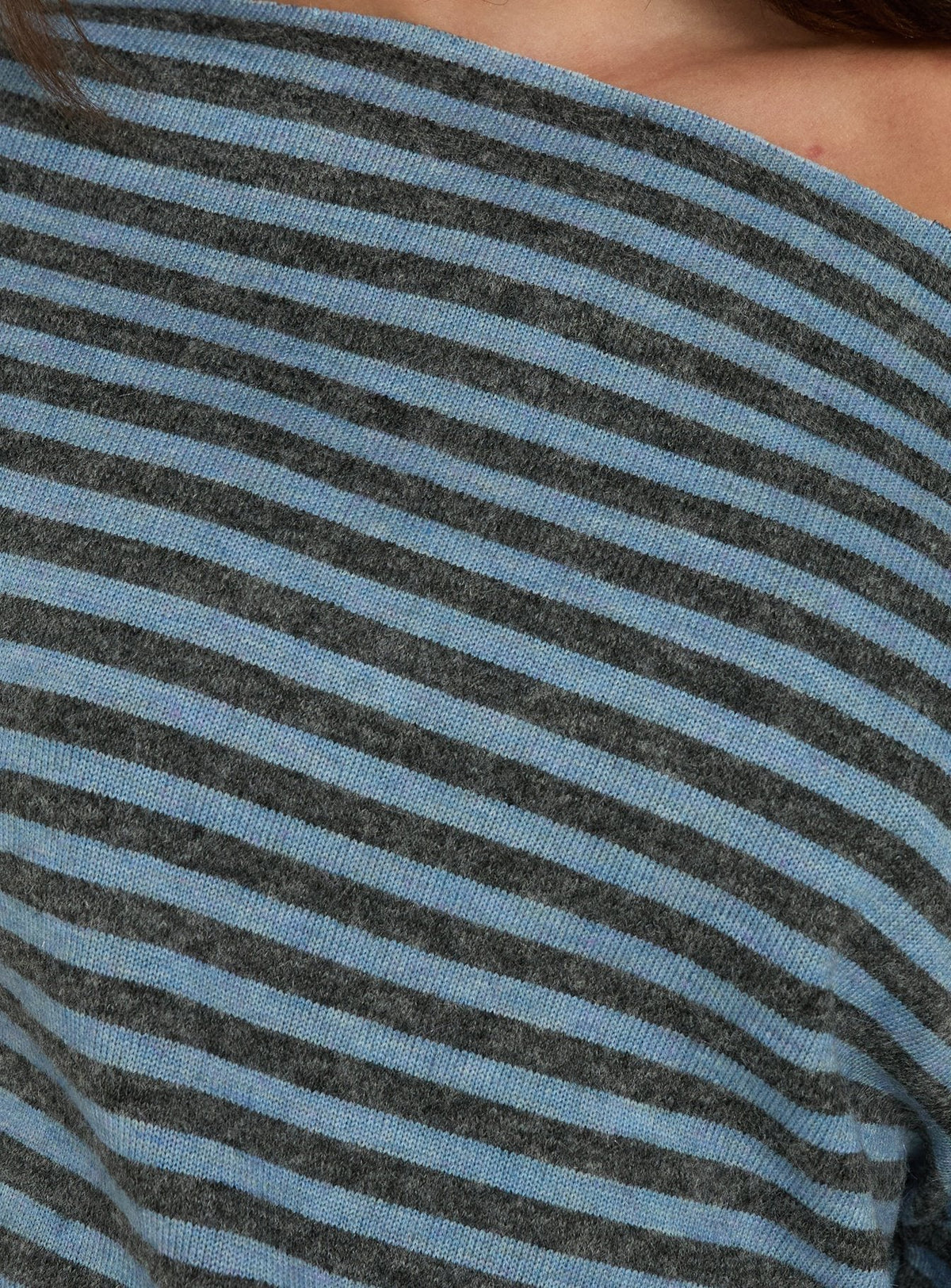 #NOVERA - Camiseta Wildlands Gris y Azul de Rayas con Hombros Descubiertos -