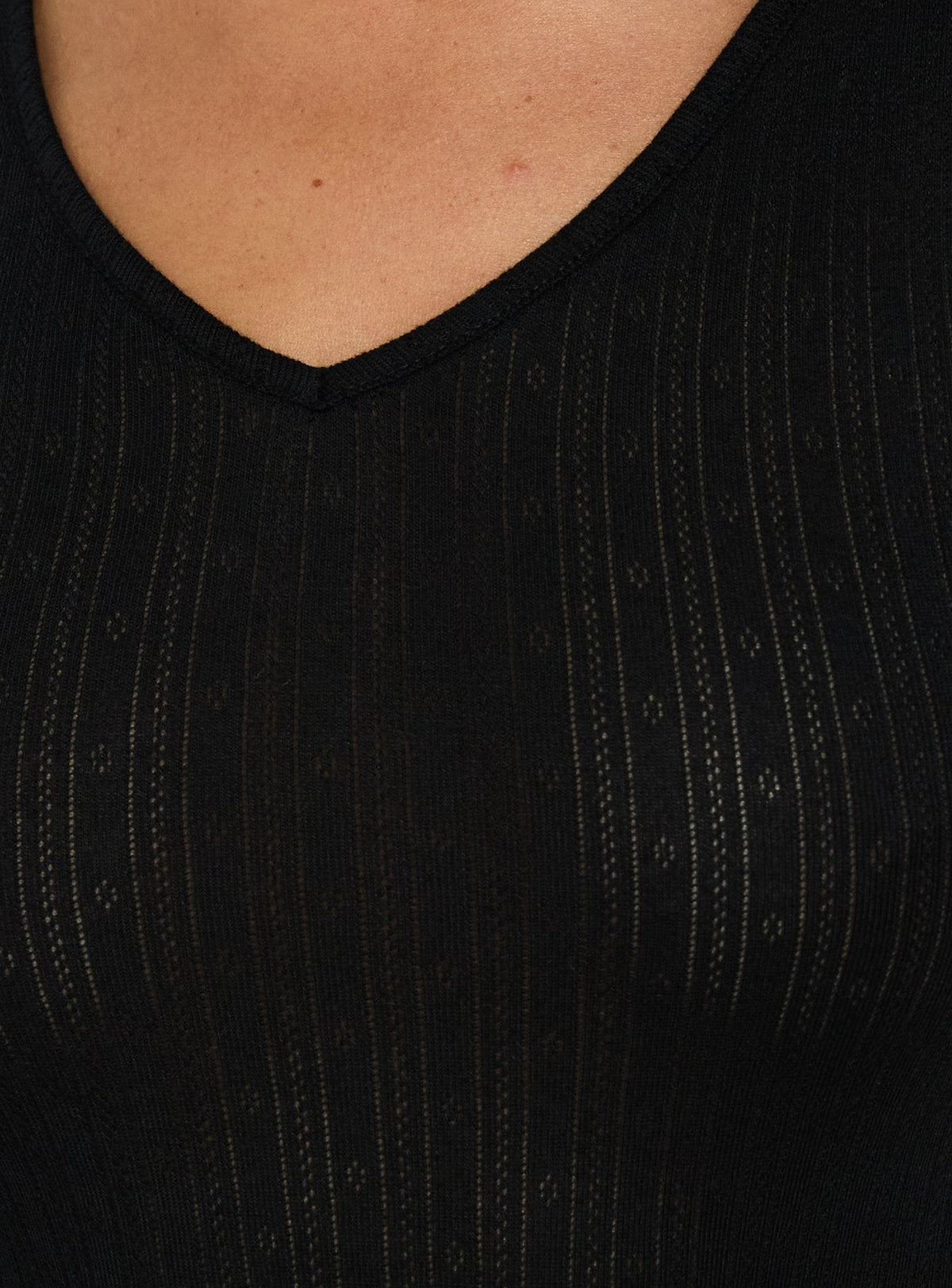 #NOVERA - Top Sofelia Negro de Punto Calado con Cuello en V -