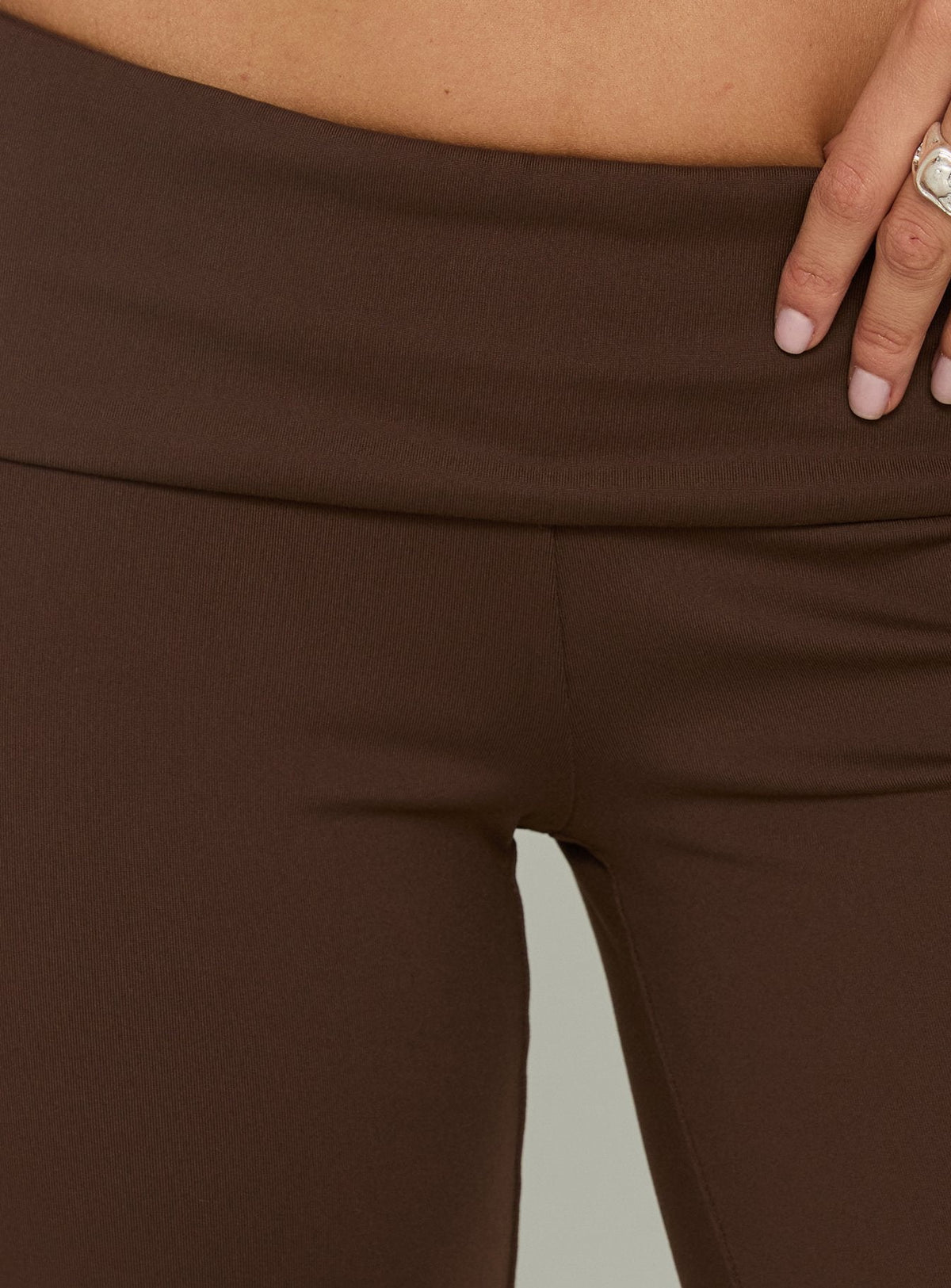 #NOVERA - Pantalón Define Marrón con Cintura Doblada -