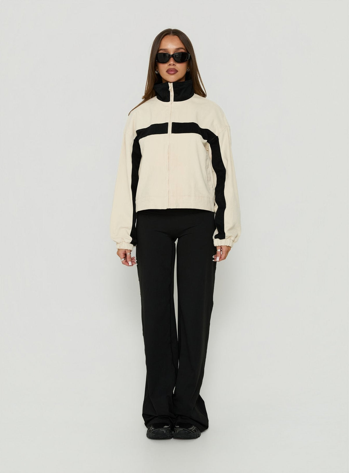 #NOVERA - Chaqueta Salma Blanca Rota y Negra de Cuello Alto -