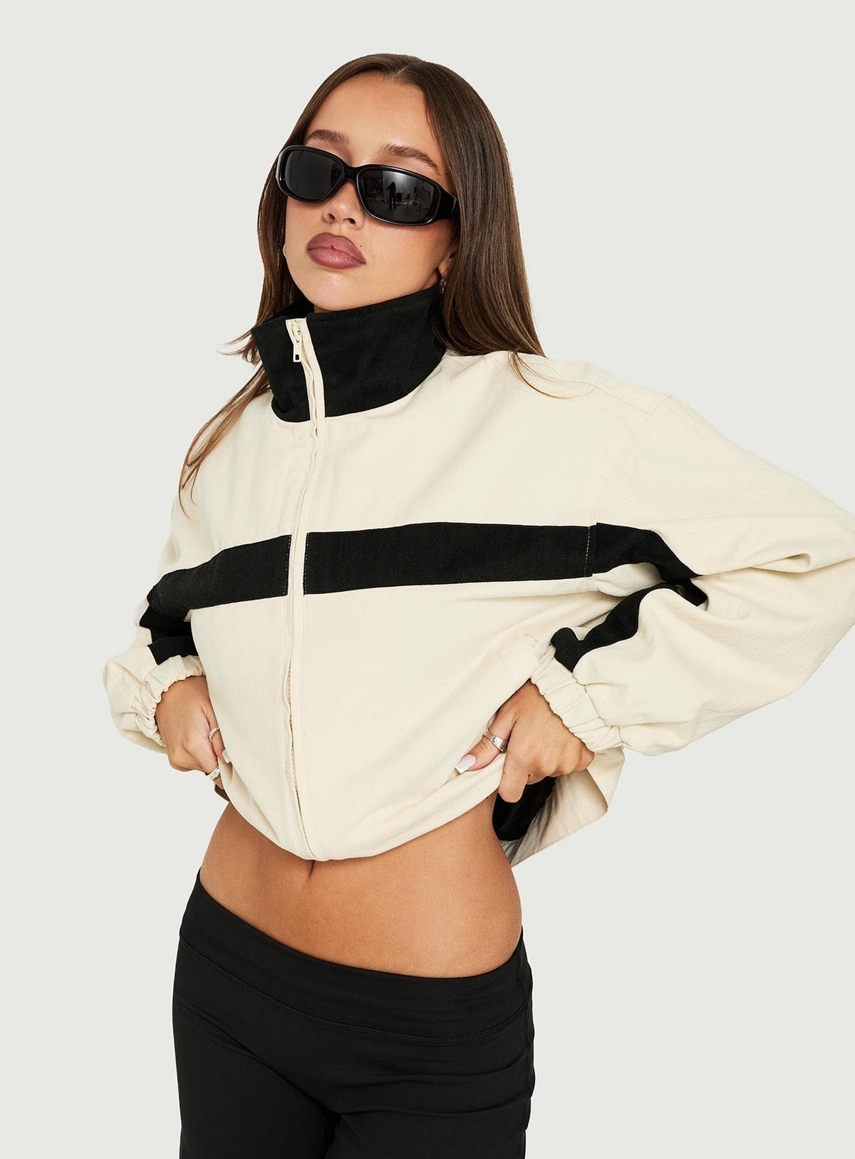#NOVERA - Chaqueta Salma Blanca Rota y Negra de Cuello Alto -